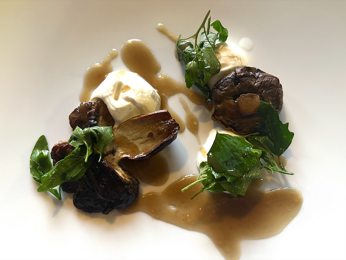 porcini brasati con panna acida e farinelli