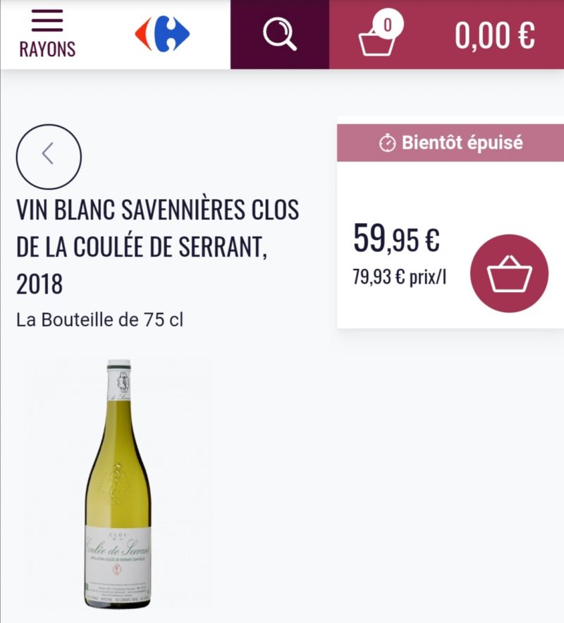 Selezione di bottiglie di vino su scaffale di supermercato Foto